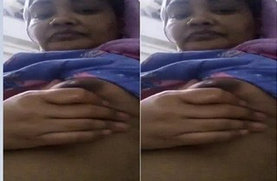 Bangladeshi Bhabi Showing And Fingering Her Wet Pussy